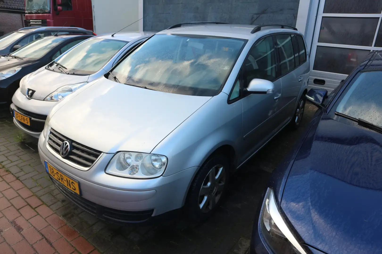 Volkswagen Touran 2.0-16V FSI Business / LEES TEKST ! ! ! ! Grau - 2