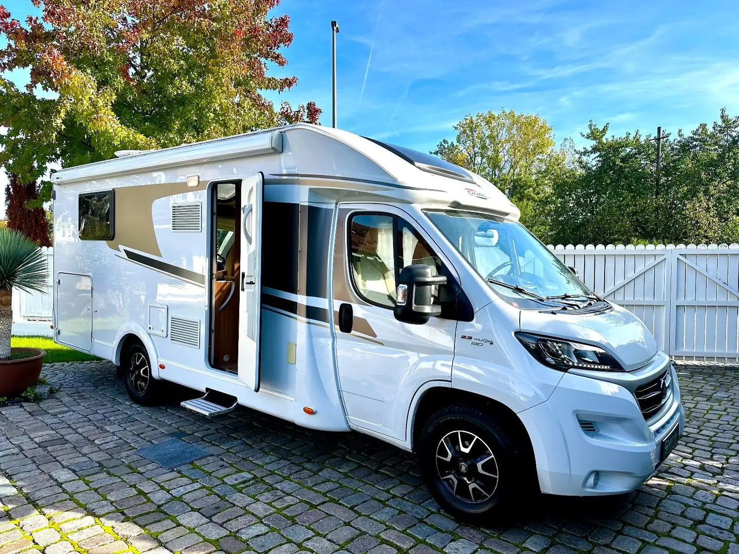 Carado T 499/7,43m/2xKlima/TV/Kam/Behindertengerecht/ Weiß - 2