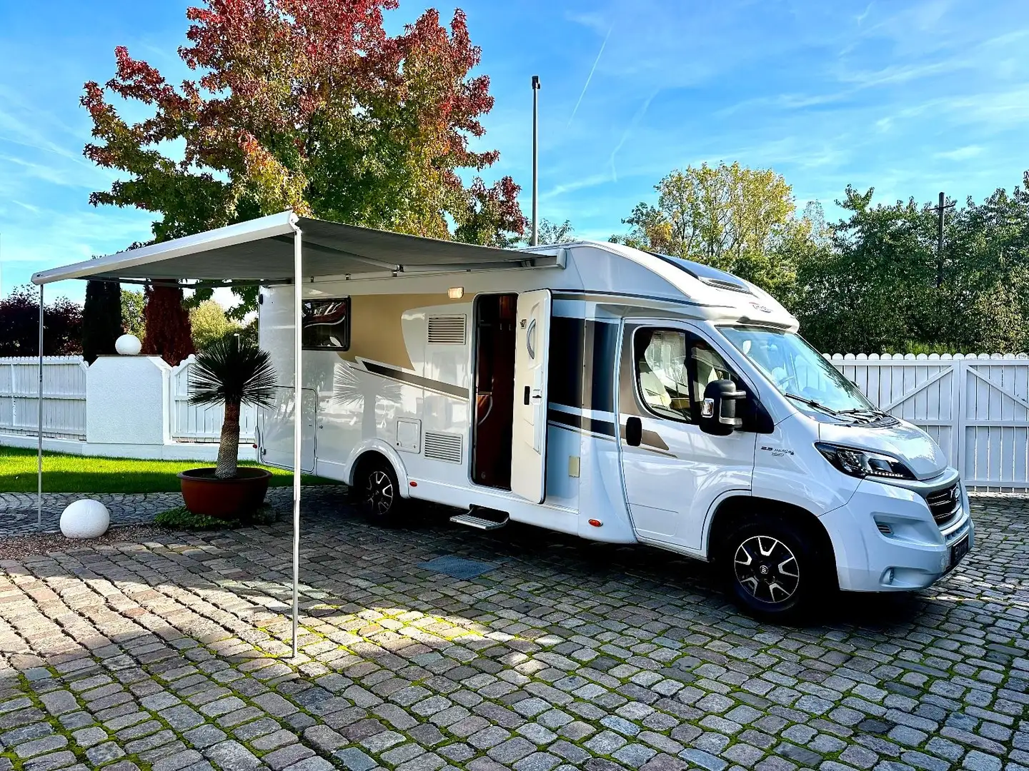 Carado T 499/7,43m/2xKlima/TV/Kam/Behindertengerecht/ Weiß - 1