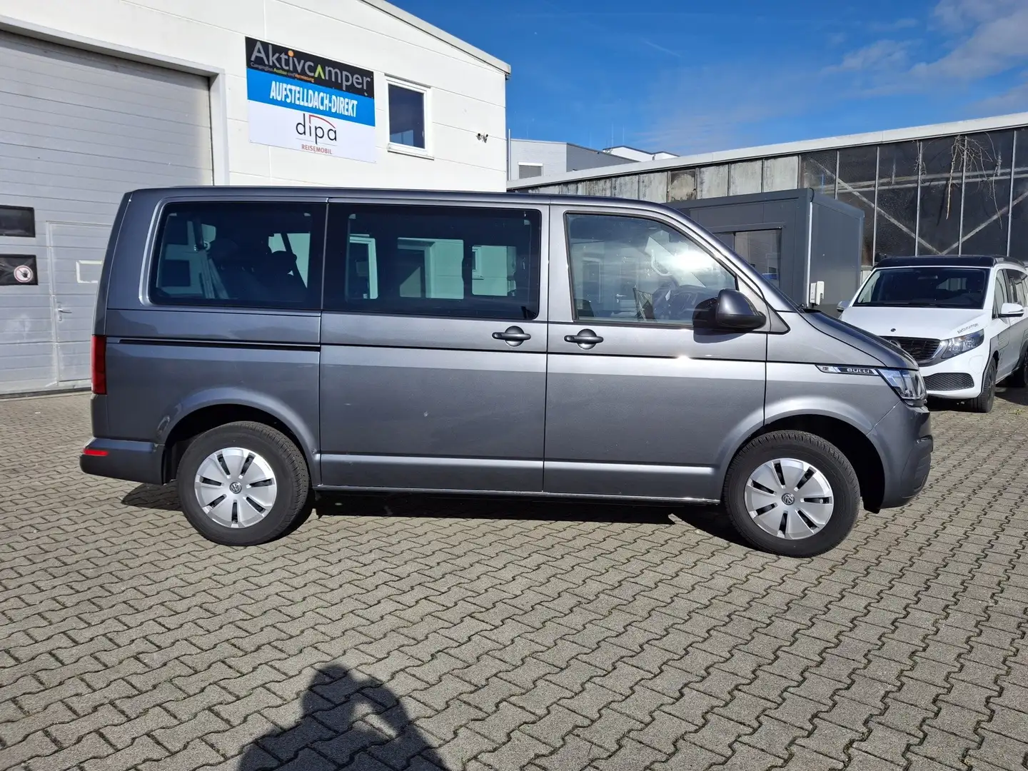 Volkswagen T6.1 Caravelle Caravelle Comfortline 110 kW TDI 7-Gang-DSG AHK Grau - 2