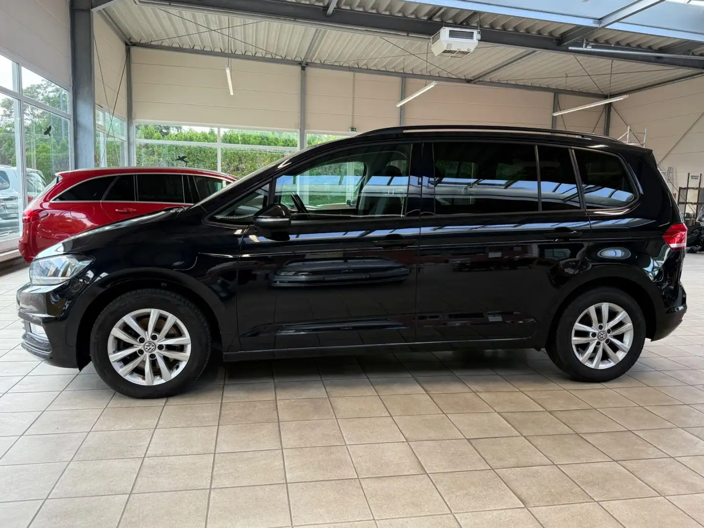 Volkswagen Touran 1.6 TDI Comfortline /7-Sitzer/Navi/3-Zone Zwart - 2