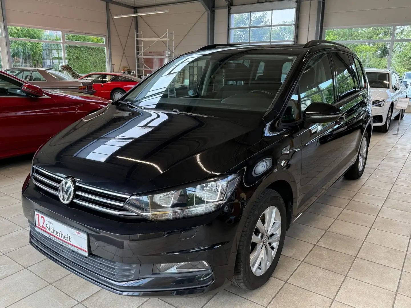 Volkswagen Touran 1.6 TDI Comfortline /7-Sitzer/Navi/3-Zone Zwart - 1