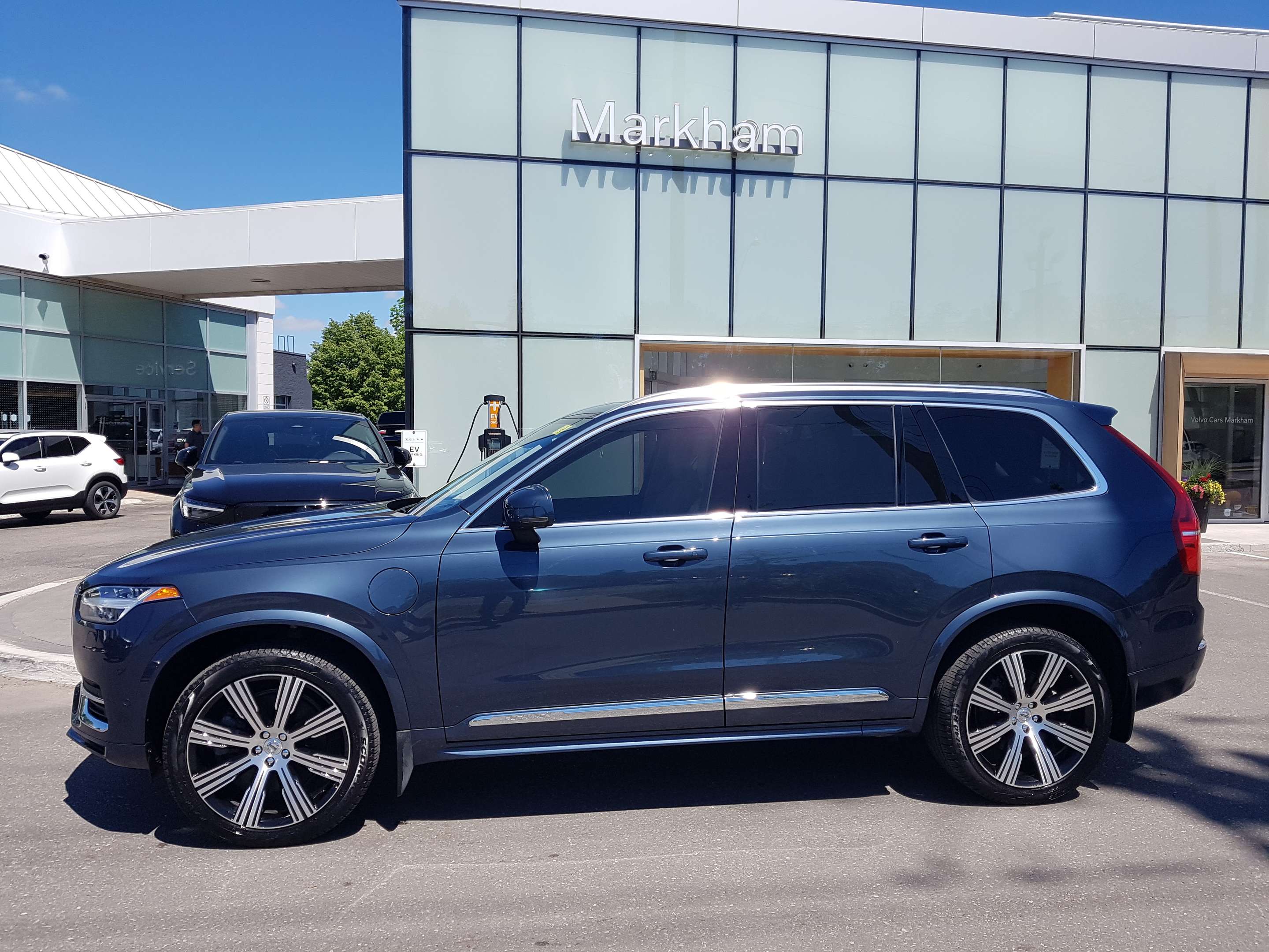 2024 Volvo XC90 T8 eAWD PHEV Ultimate Bright Theme 7-Seater alt 2