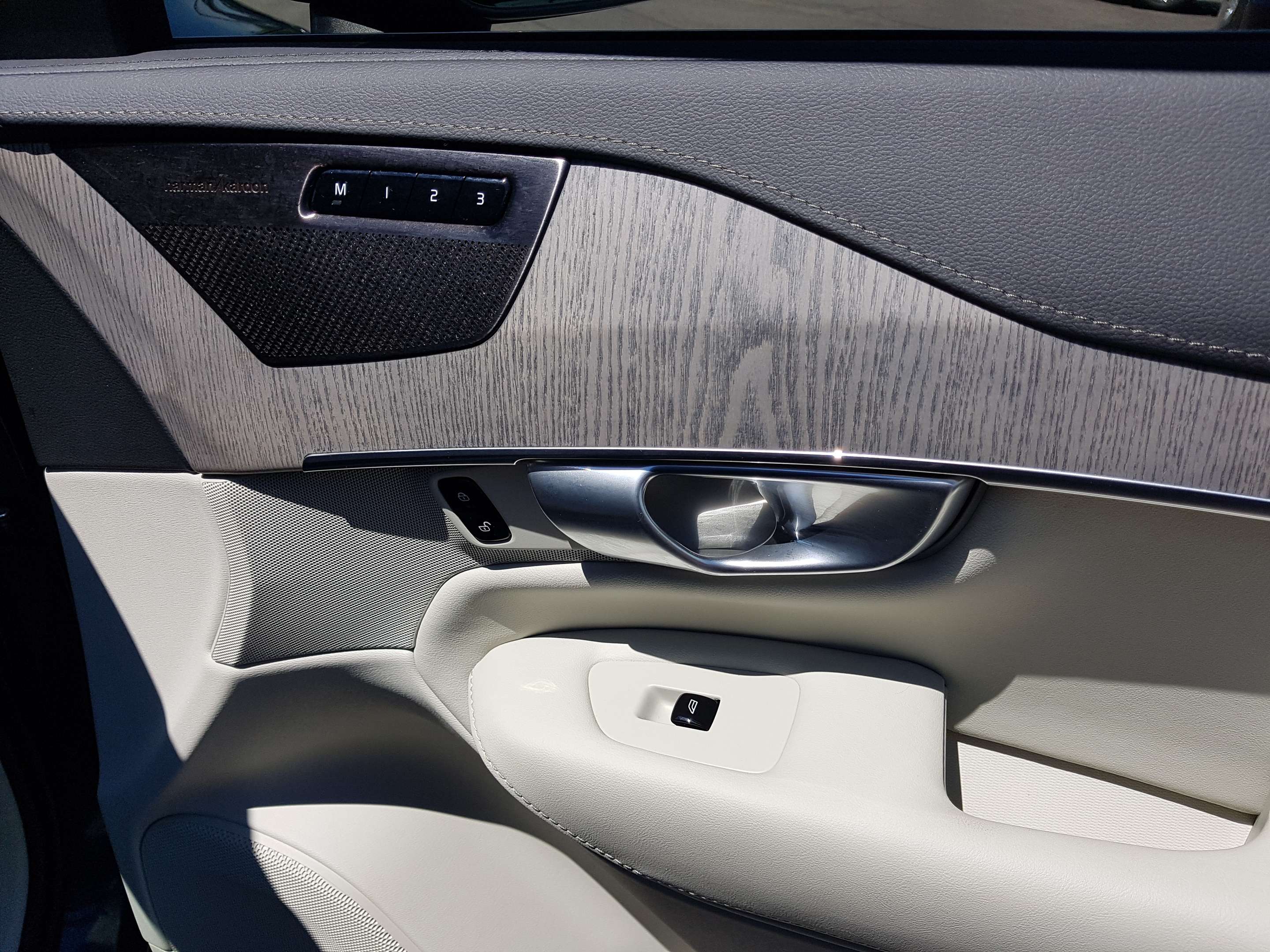 2024 Volvo XC90 T8 eAWD PHEV Ultimate Bright Theme 7-Seater thumb 22
