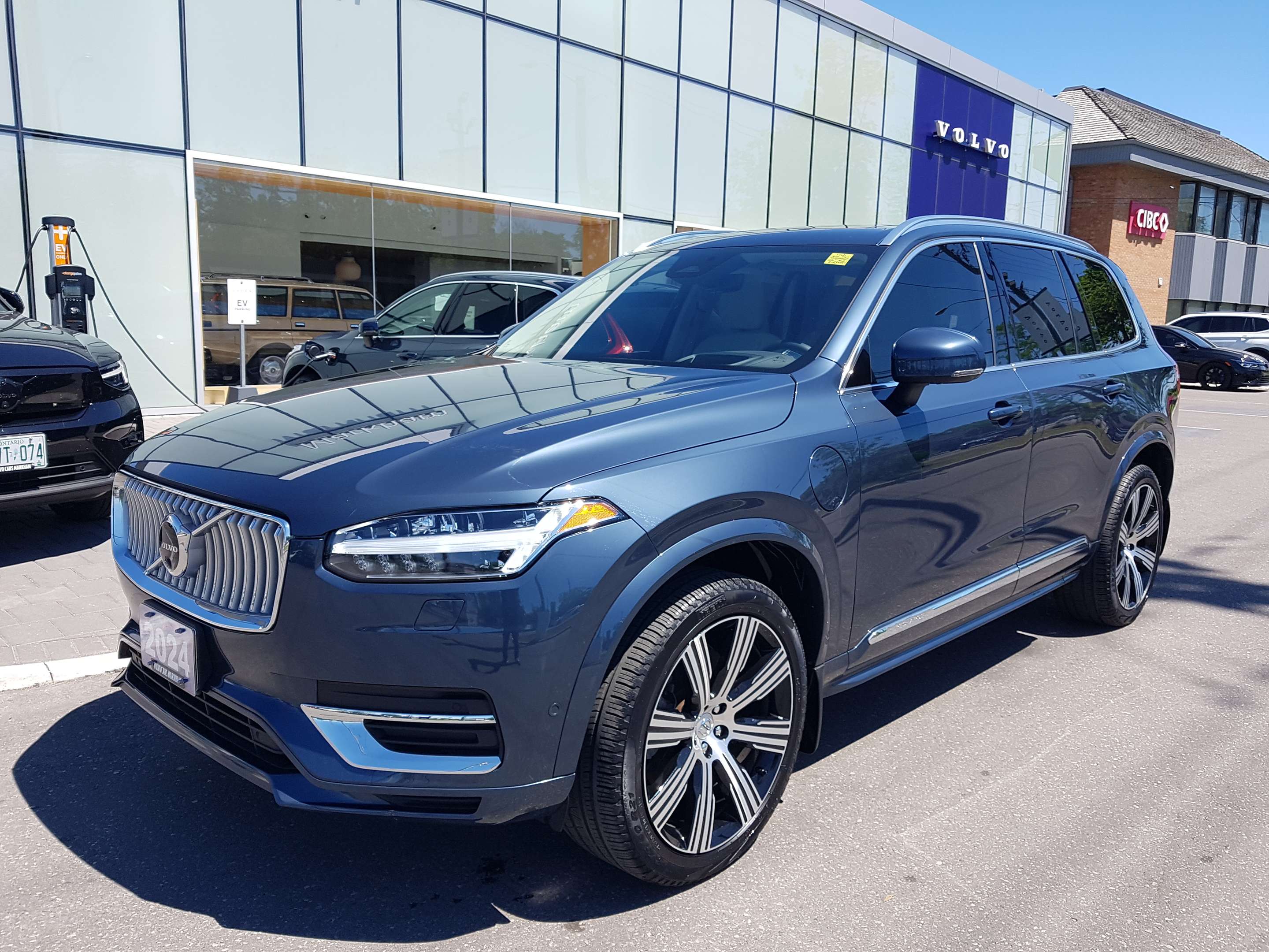 2024 Volvo XC90 T8 eAWD PHEV Ultimate Bright Theme 7-Seater alt 3