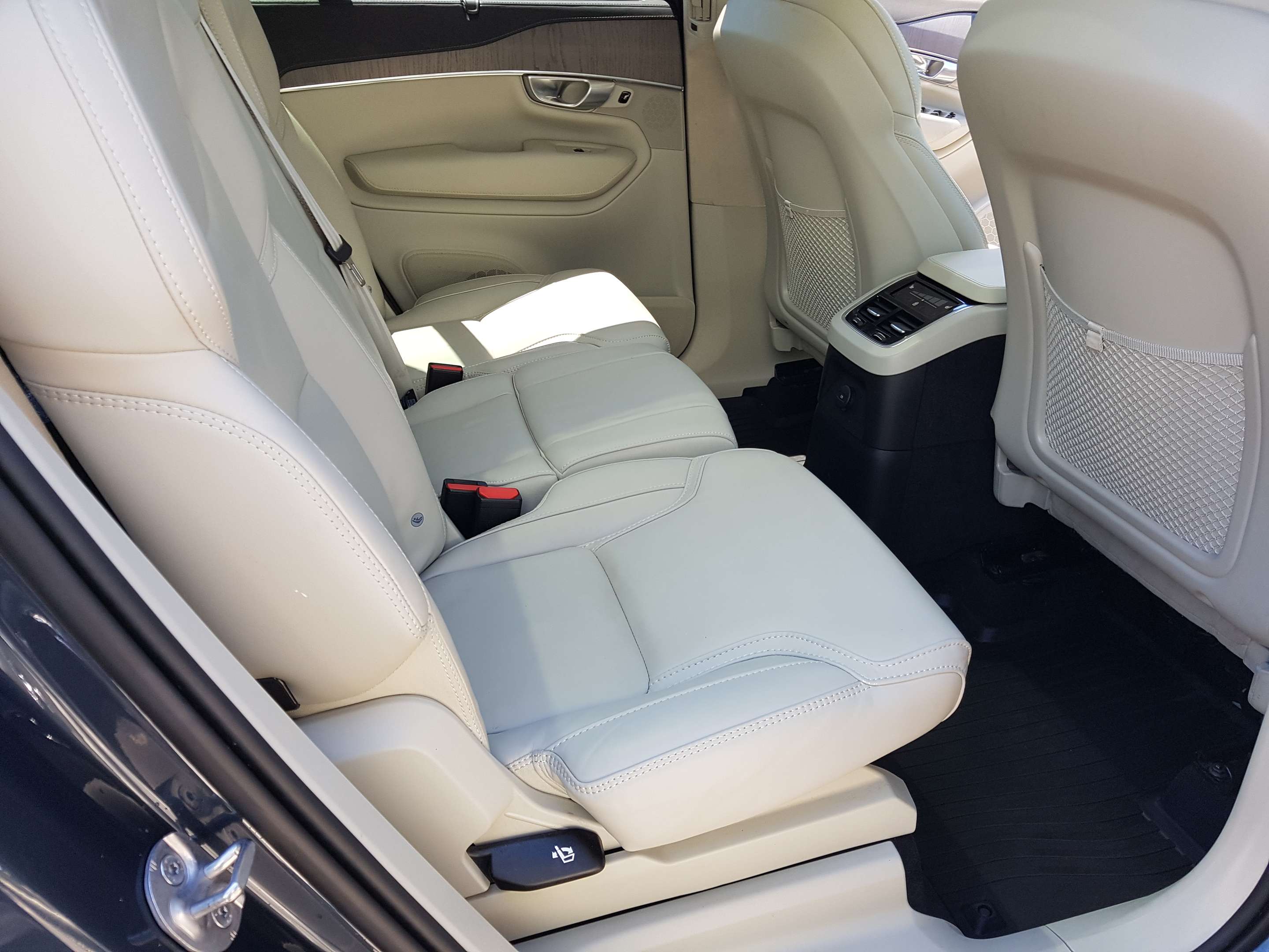 2024 Volvo XC90 T8 eAWD PHEV Ultimate Bright Theme 7-Seater thumb 17