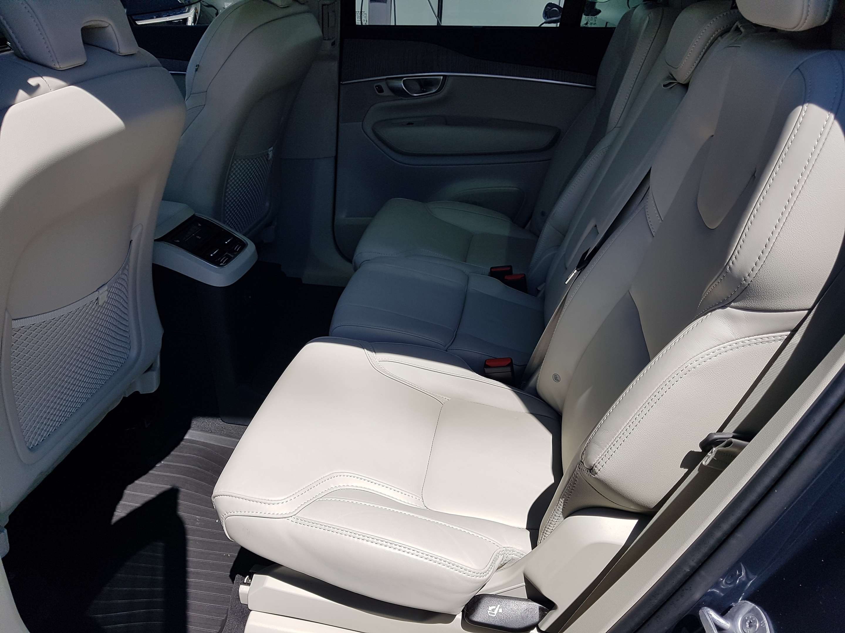 2024 Volvo XC90 T8 eAWD PHEV Ultimate Bright Theme 7-Seater thumb 23