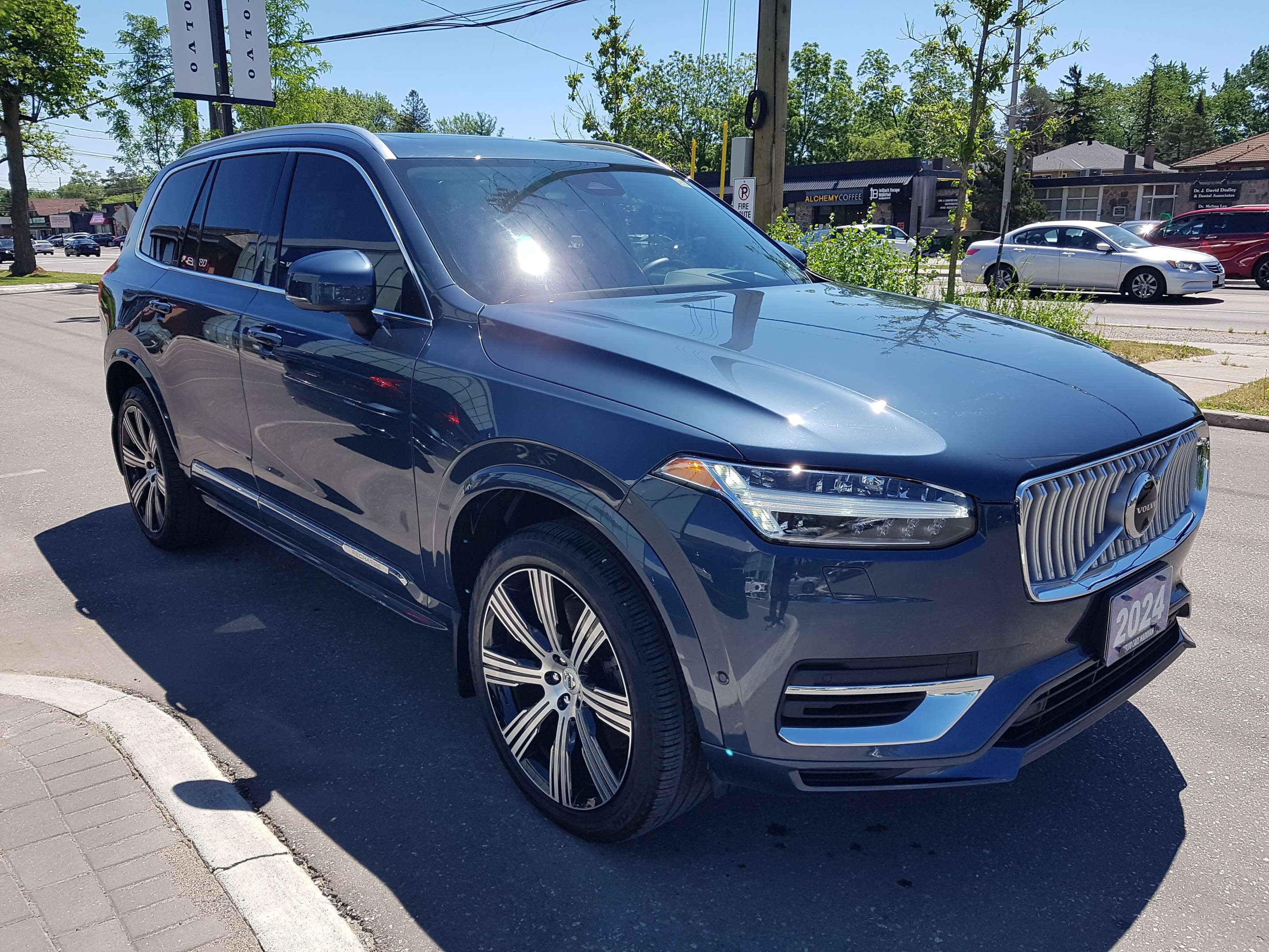 2024 Volvo XC90 T8 eAWD PHEV Ultimate Bright Theme 7-Seater alt 5