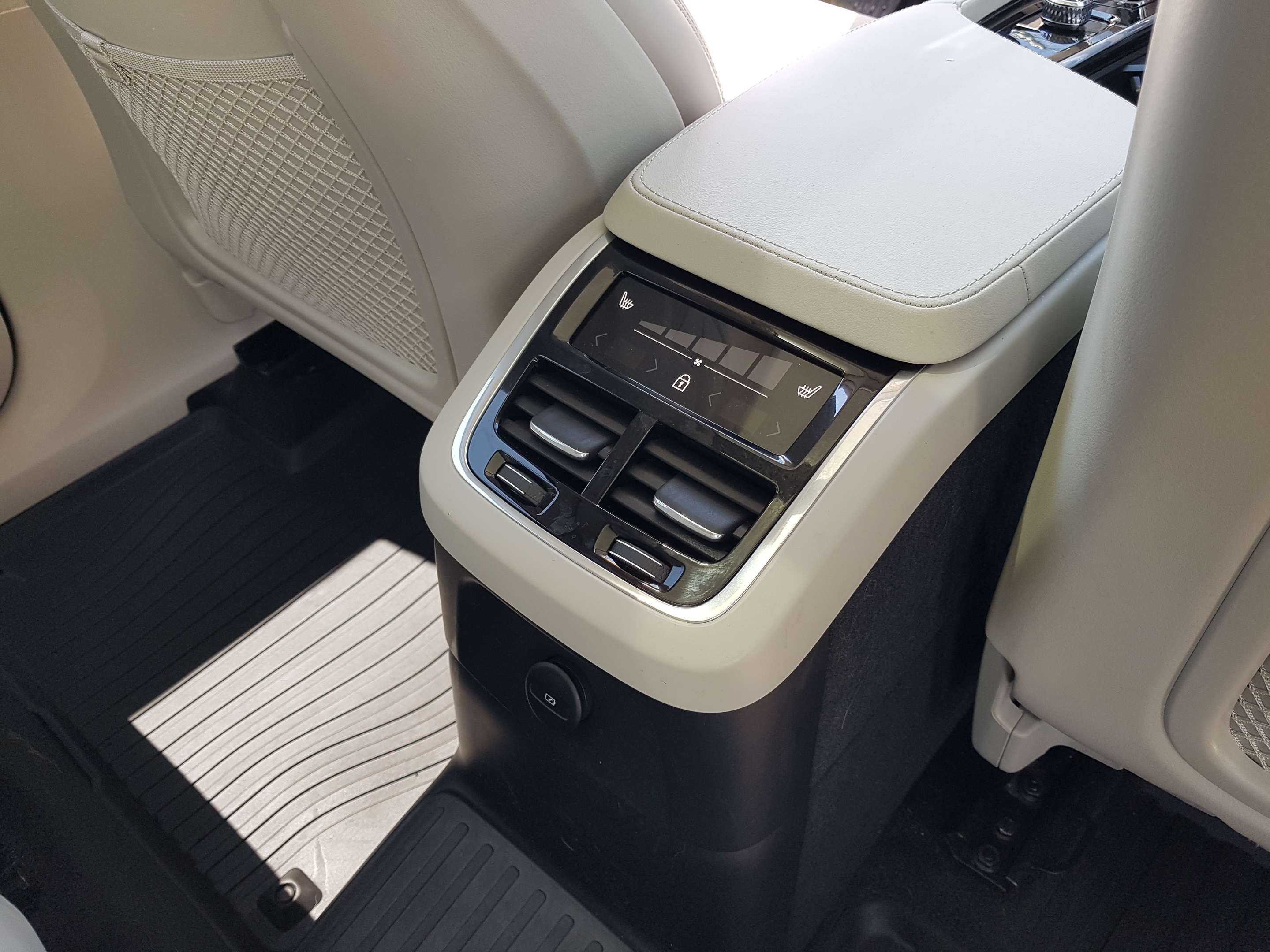 2024 Volvo XC90 T8 eAWD PHEV Ultimate Bright Theme 7-Seater thumb 18