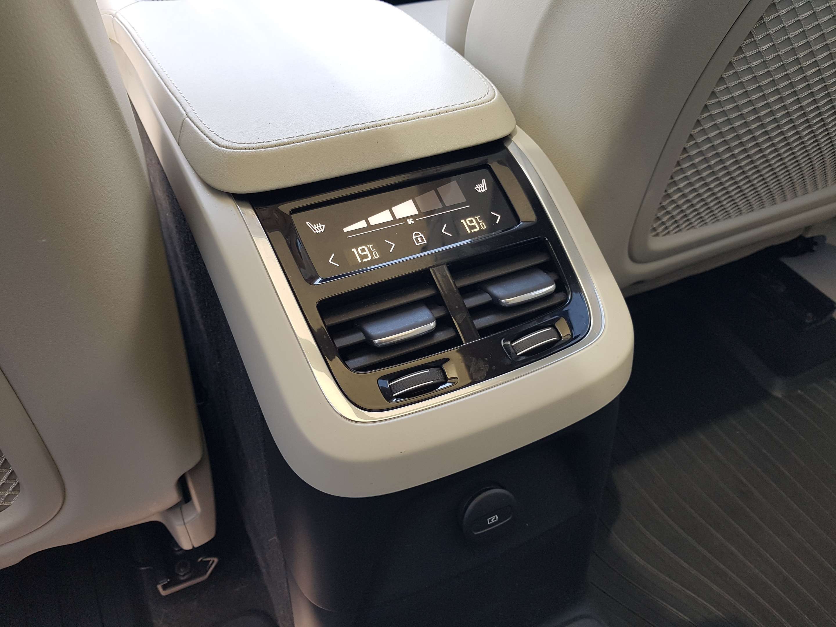 2024 Volvo XC90 T8 eAWD PHEV Ultimate Bright Theme 7-Seater thumb 25