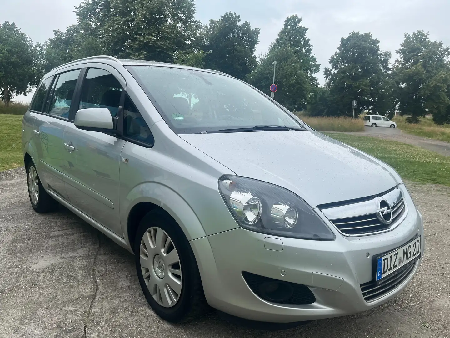 Opel Zafira Family Grau - 2