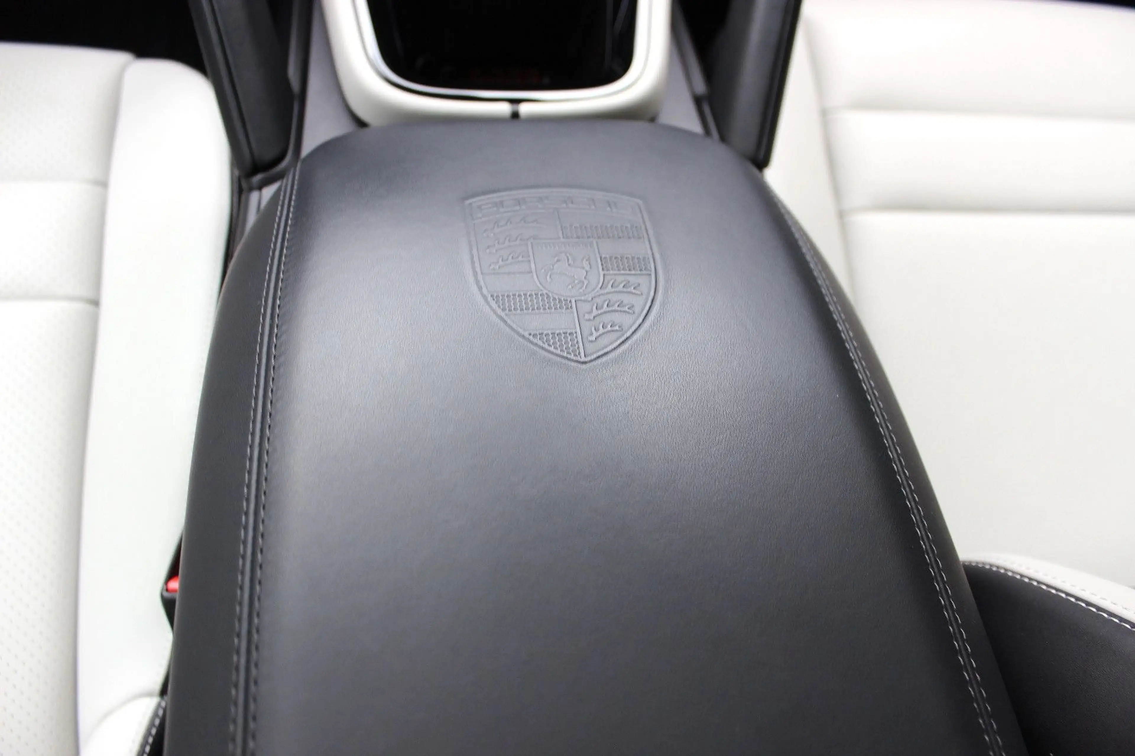 Porsche Cayenne | Bicolor | SAGA | Chrono | Pano | 2026 — photo 15