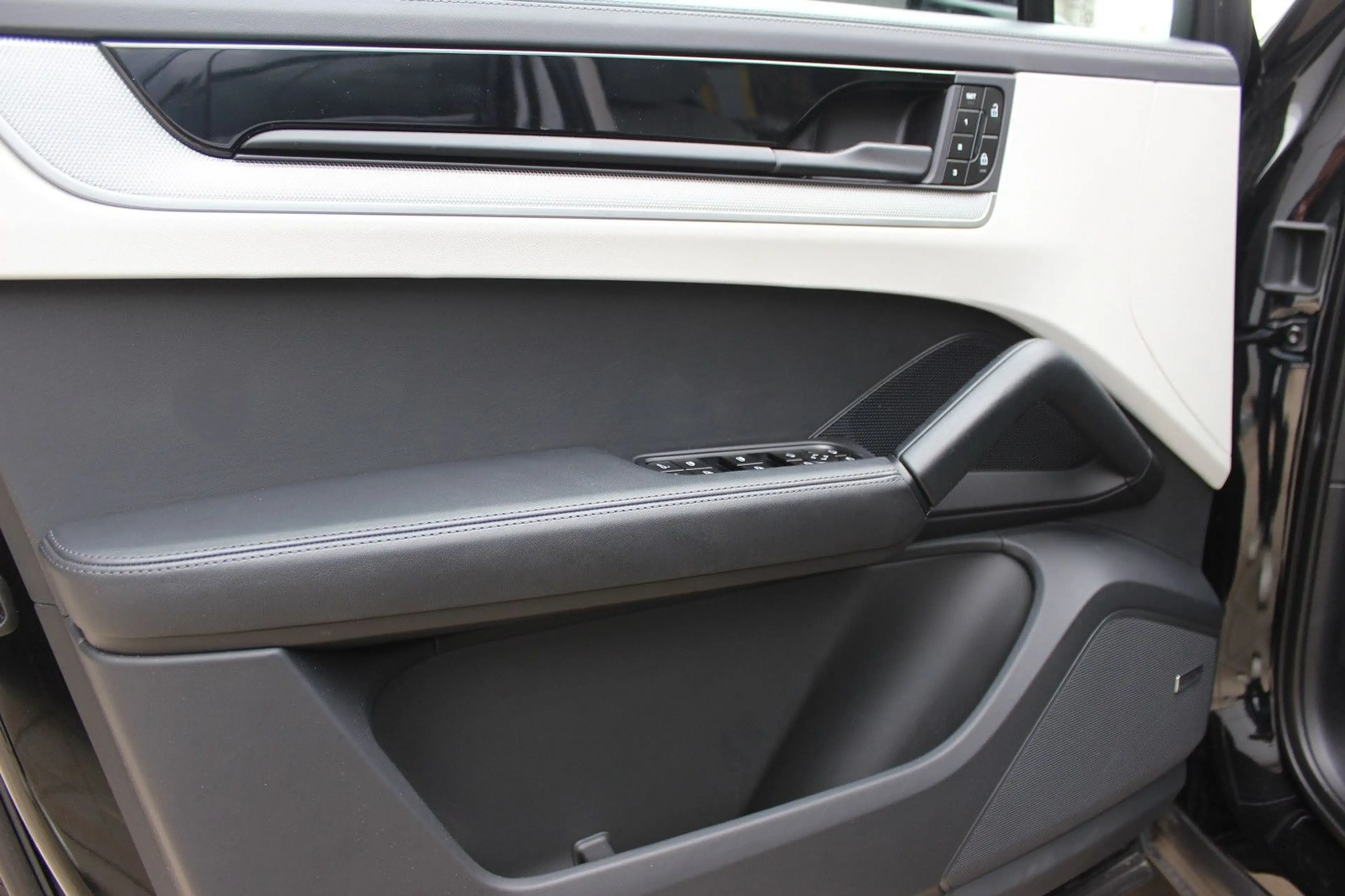 Porsche Cayenne | Bicolor | SAGA | Chrono | Pano | 2026 — photo 14