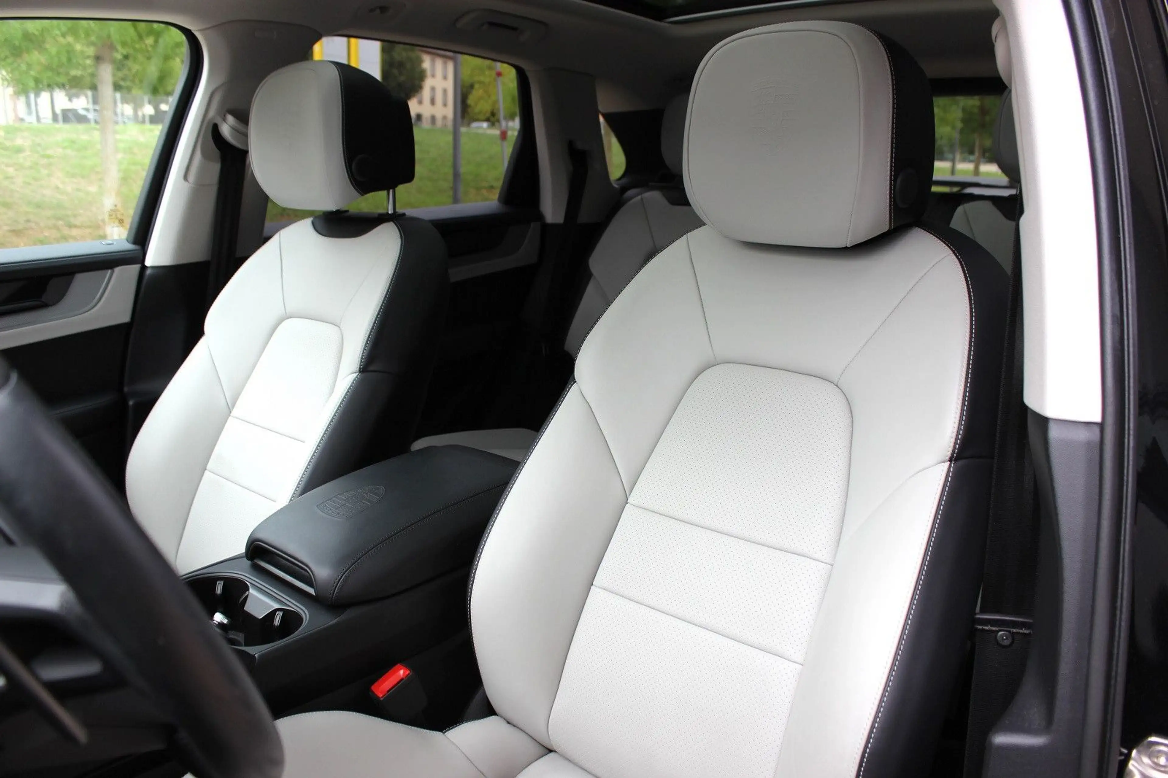 Porsche Cayenne | Bicolor | SAGA | Chrono | Pano | 2026 — photo 13
