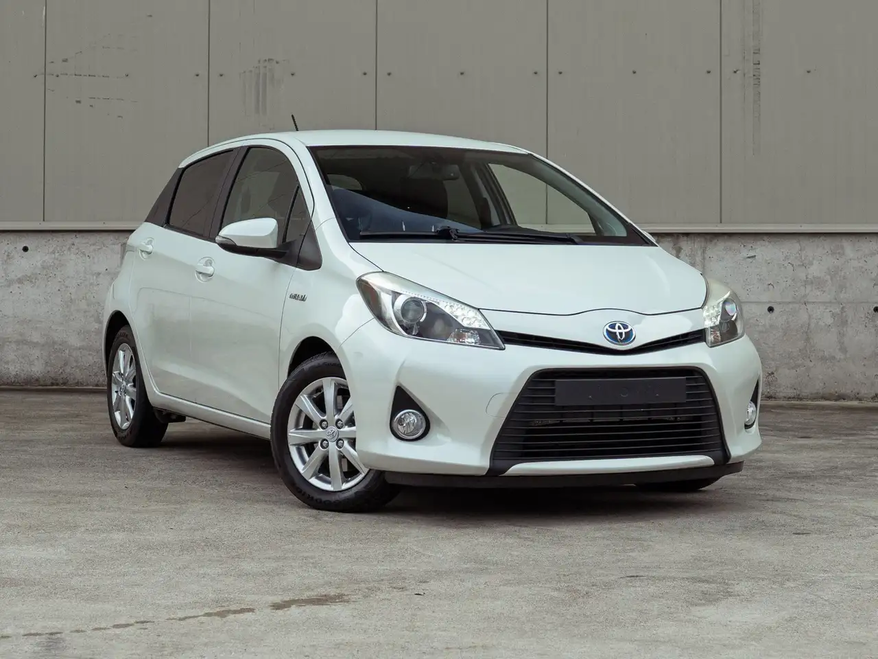 Toyota Yaris 1.5 Full Hybrid Dynamic — photo 1 of 40