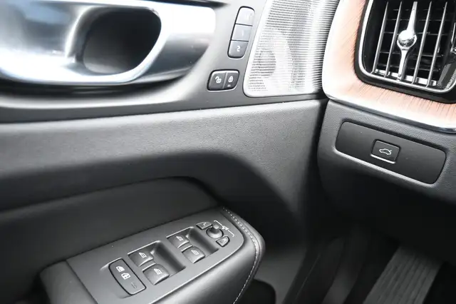 Volvo XC60 view 27