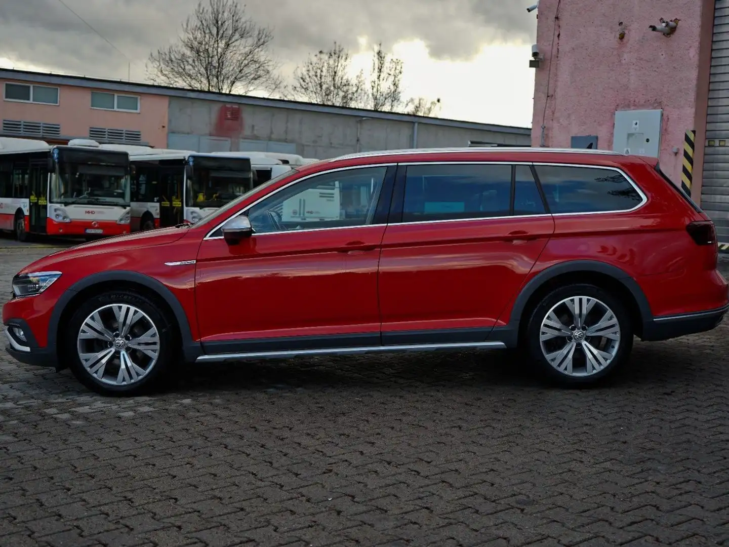 Volkswagen Passat Alltrack Variant 2.0 TDI SCR DSG 4Motion Roşu - 2