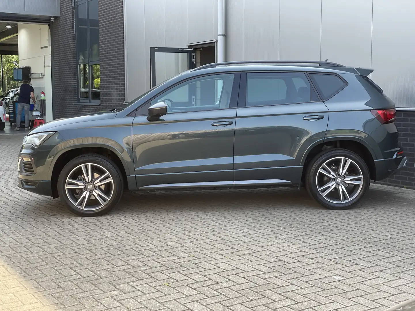 SEAT Ateca 1.5 TSI FR Business Intense PANO / LED / FULL OPTI Grijs - 2