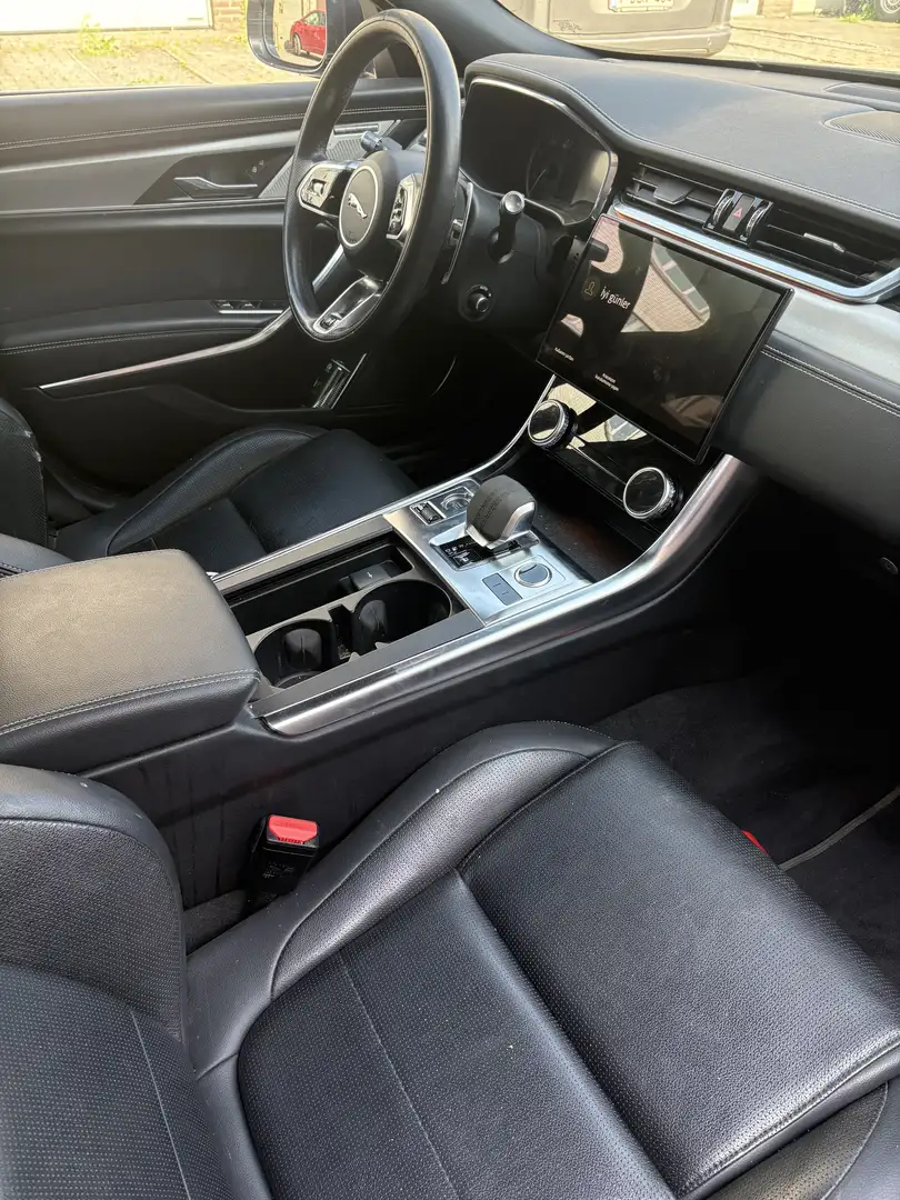 Jaguar XF P250 Sportbrake SE - 2