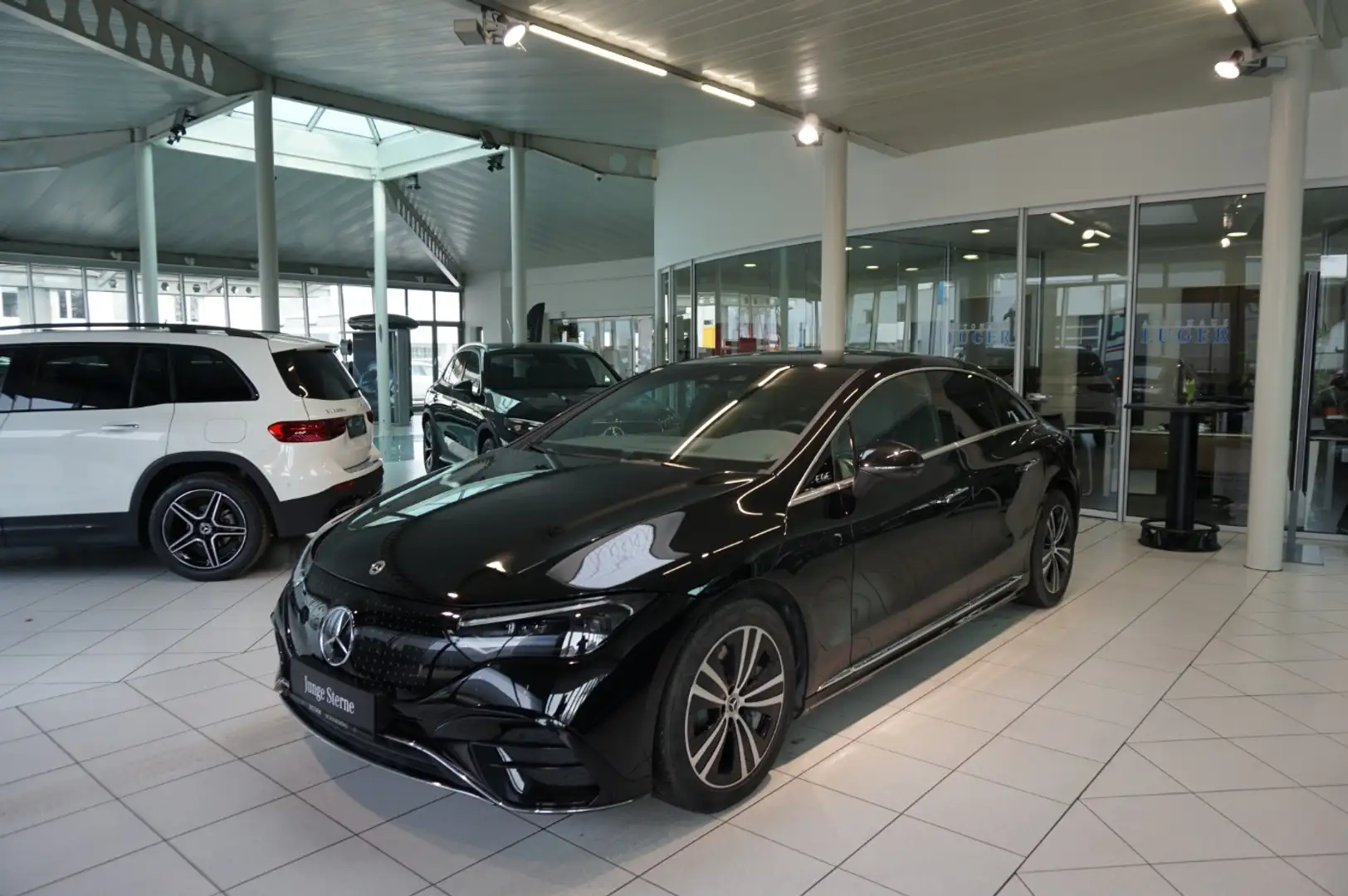 Mercedes-Benz EQE 350 4MATIC AMG Pano  Distr HYPERscr. Head-Up Zwart - 1