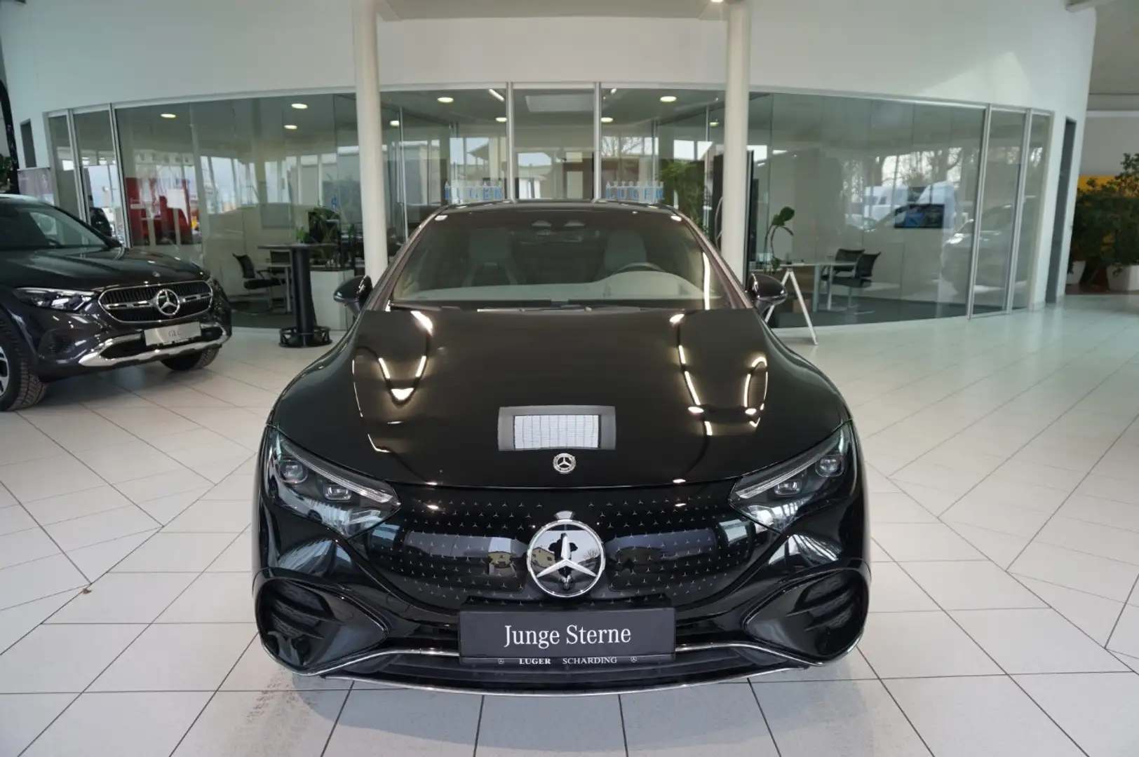 Mercedes-Benz EQE 350 4MATIC AMG Pano  Distr HYPERscr. Head-Up Zwart - 2