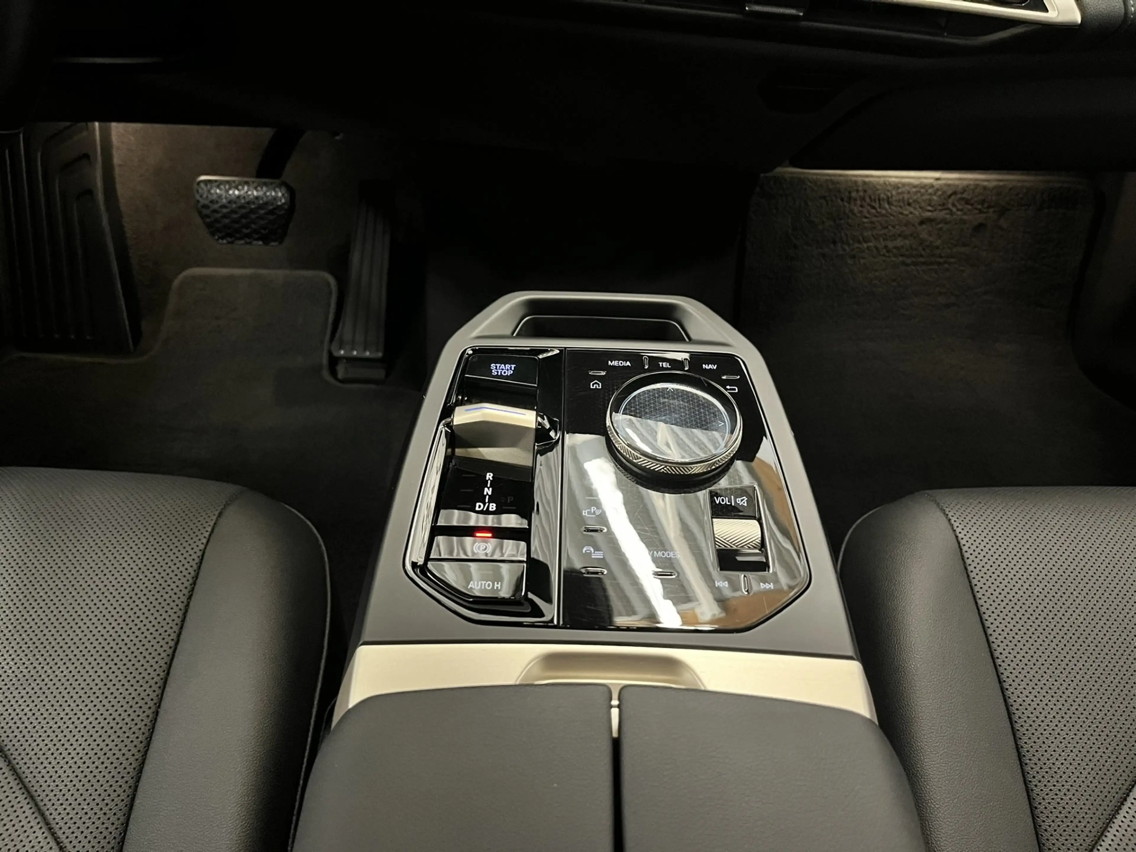 BMW iX xDrive40 *Ultimate / Sportpaket / AHV* — photo 12