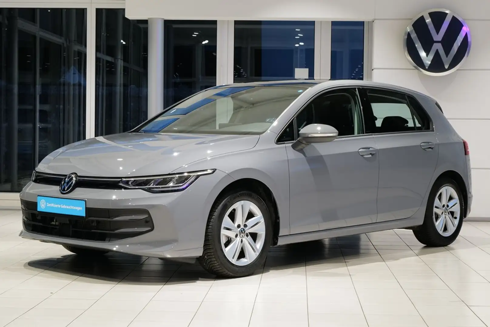 Volkswagen Golf VIII 1.5TSI Life Pano AHK RKam HKardon Navi Grau - 2