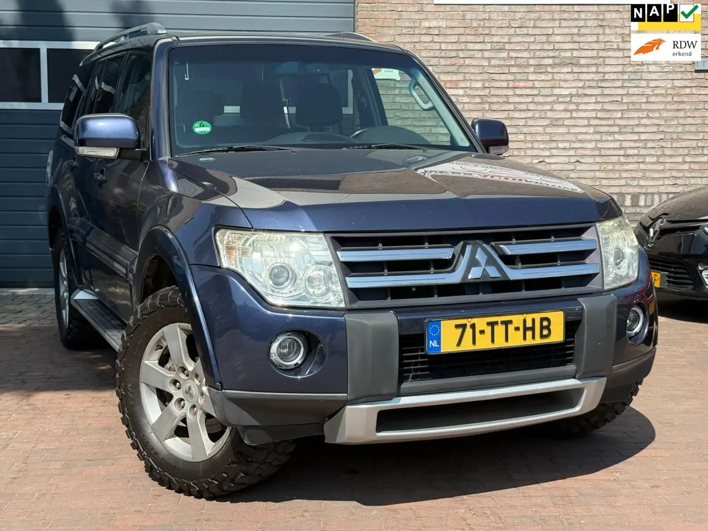 Mitsubishi Pajero 3.2 DI-D Intense Automaat|Climate Blauw - 1