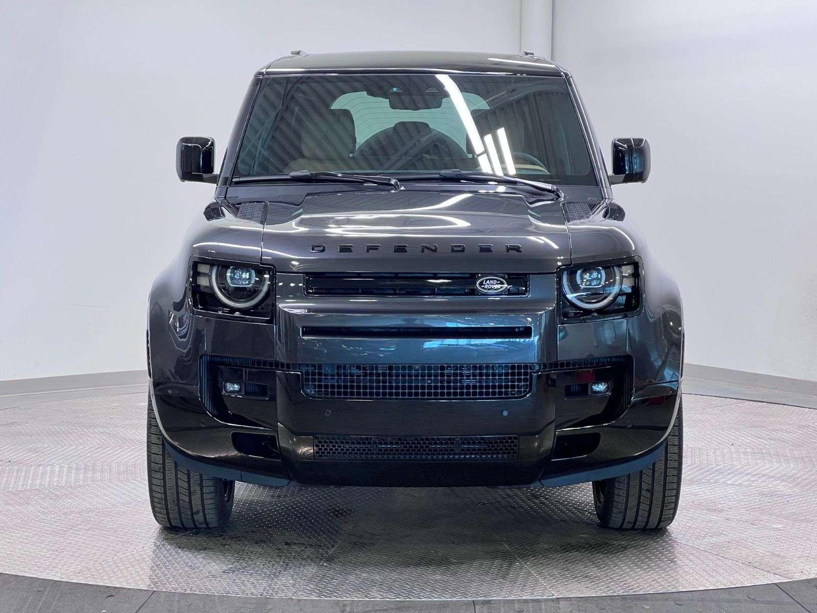 2026 Land Rover Defender 110 P400 X-DYNAMIC SE alt 2