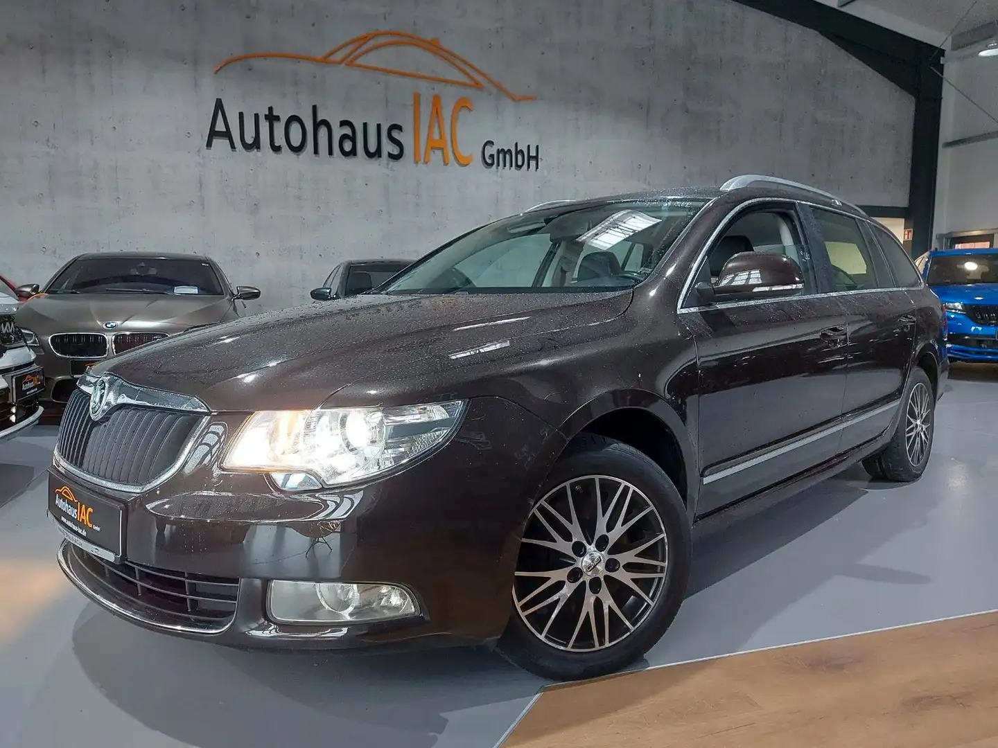 Skoda Superb 2.0 TDI 125 4x4 Combi NAV LEDER MEMO 4SHZ Braun - 1