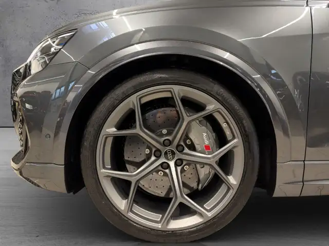 Audi RS Q8 view 4