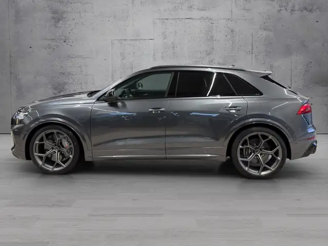 Audi RS Q8 view 3