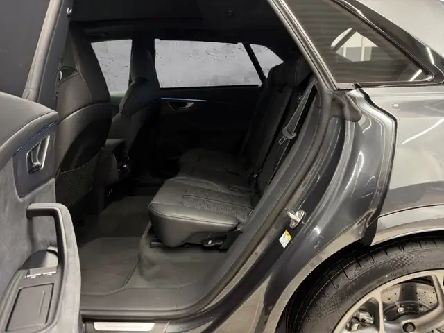 Audi RS Q8 view 10