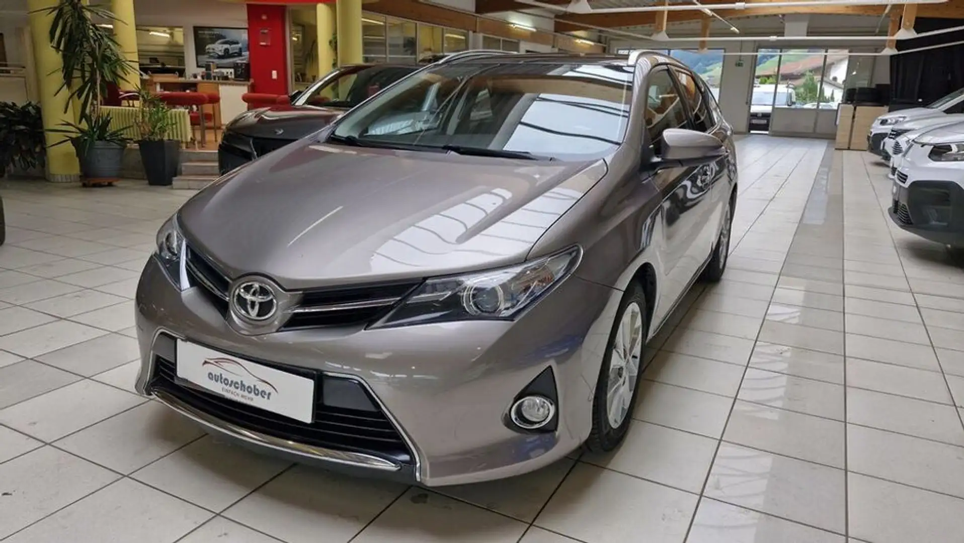 Toyota Auris Active Braun - 1