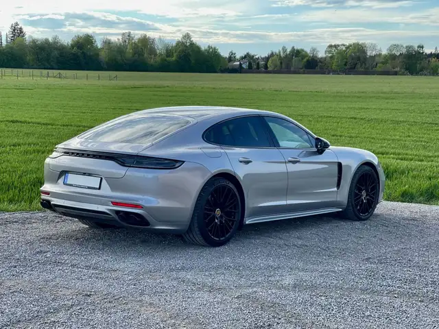Porsche Panamera view 9