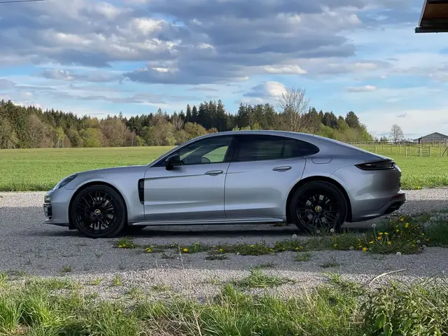 Porsche Panamera view 8