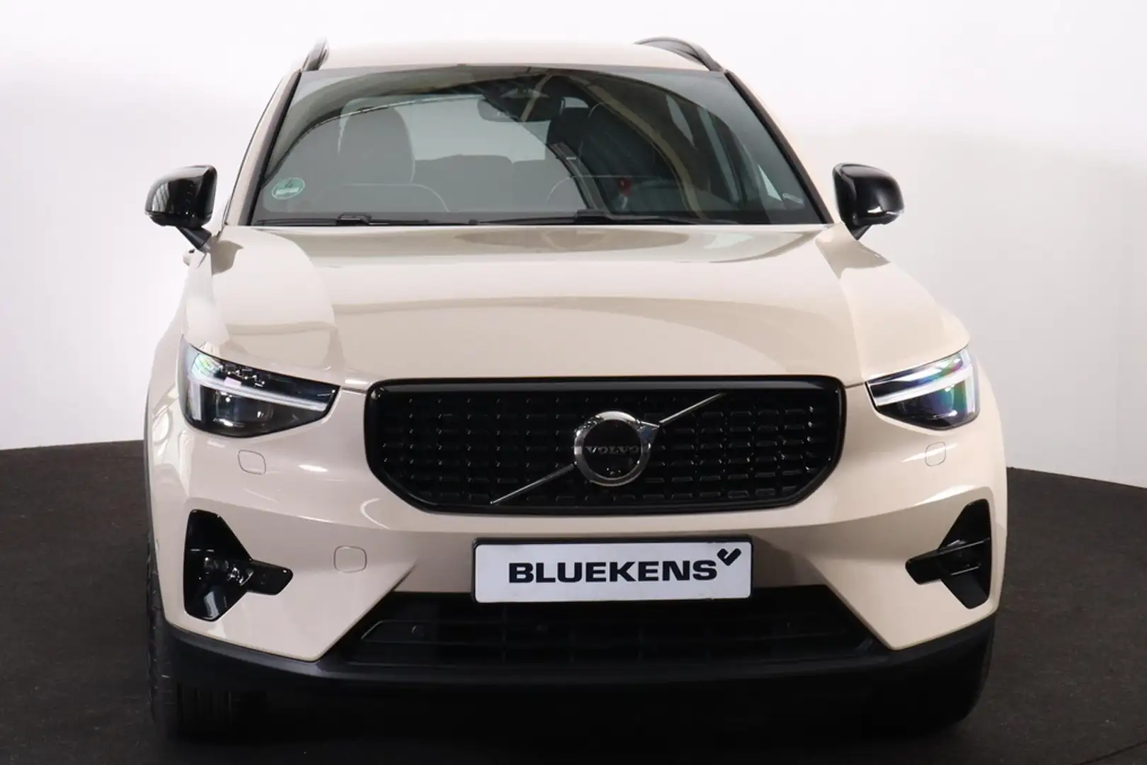Volvo XC40 B3 Plus Dark - IntelliSafe Assist & Surround - 360 Beige - 2
