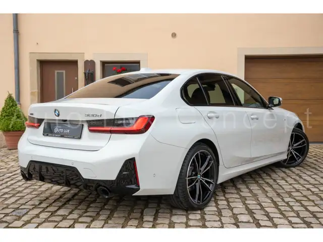 BMW 3 Series view 4