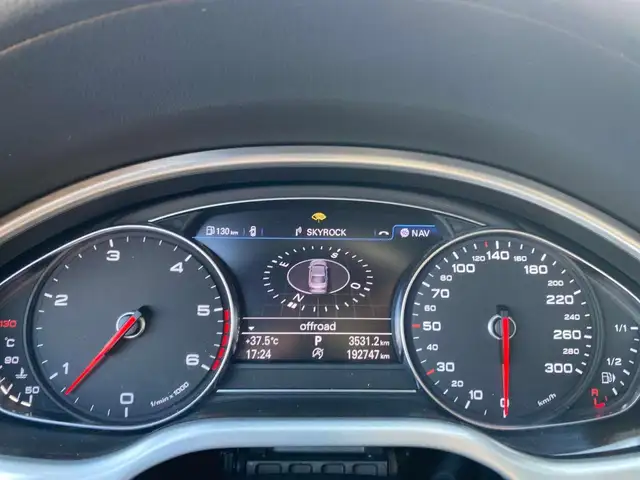 Audi A8 view 9
