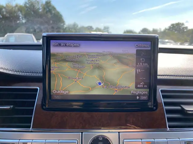 Audi A8 view 10
