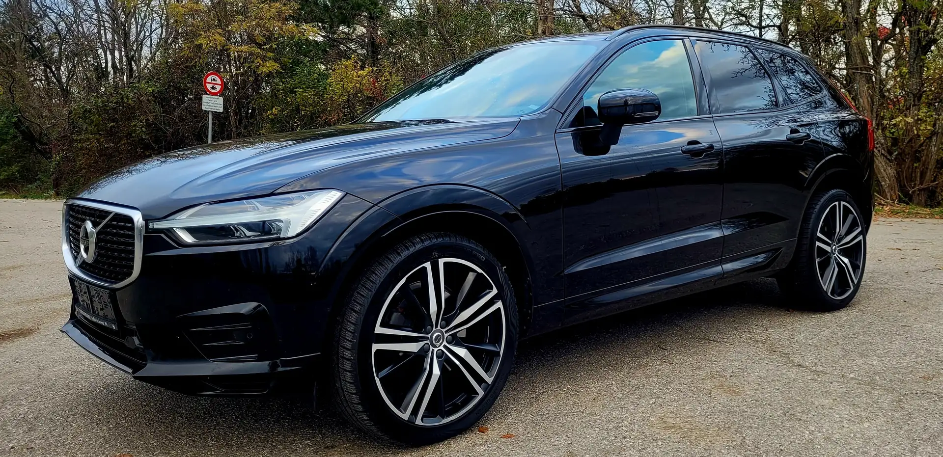 Volvo XC60 XC60 B4 R-Design AWD Geartronic R-Design Schwarz - 1