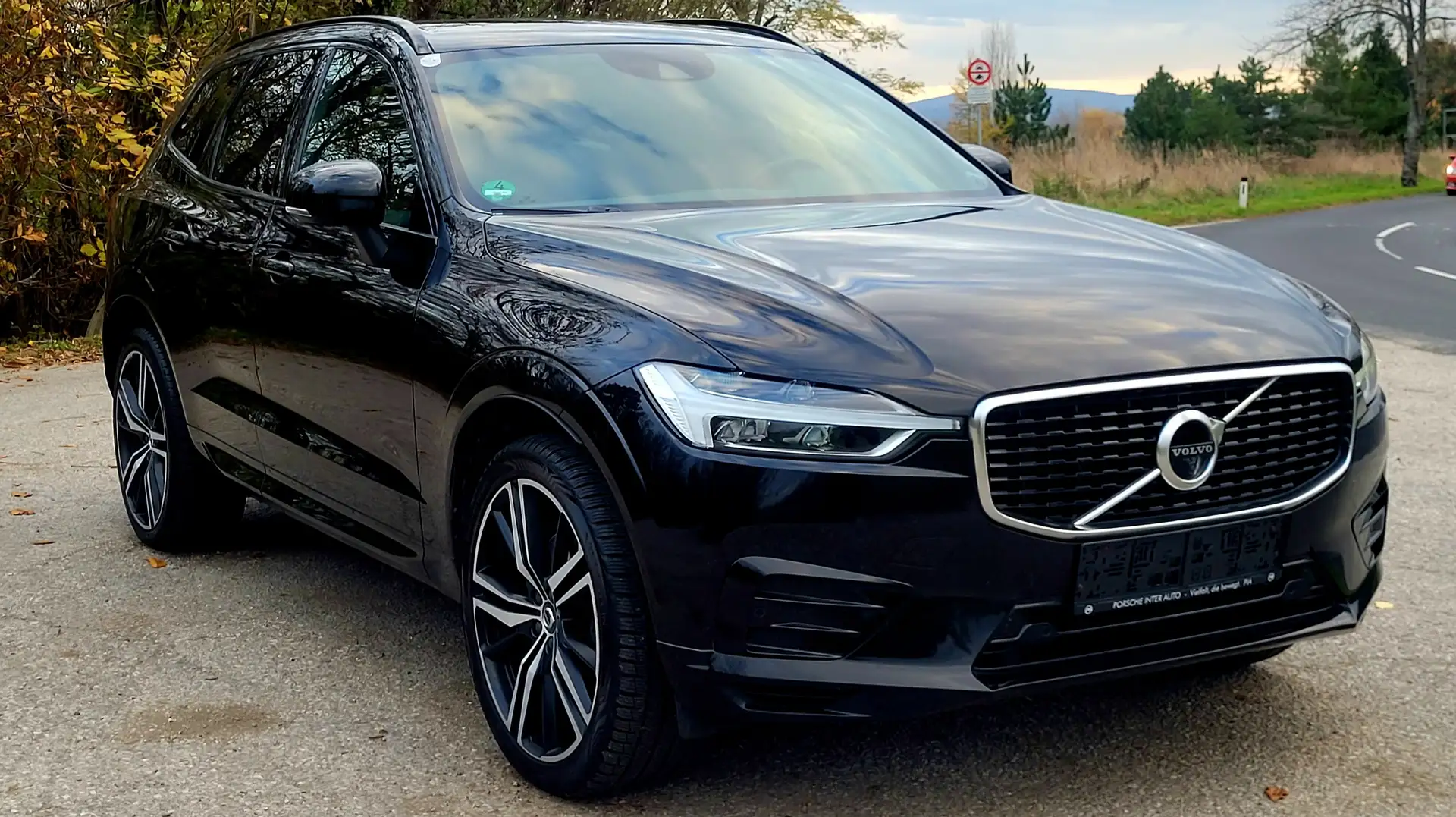 Volvo XC60 XC60 B4 R-Design AWD Geartronic R-Design Schwarz - 2