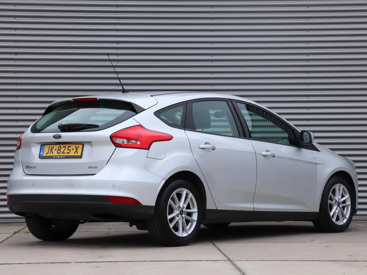 Ford Focus 1.0 EcoBoost Trend Automaat *Navigatie*Parkeersens Grau - 2