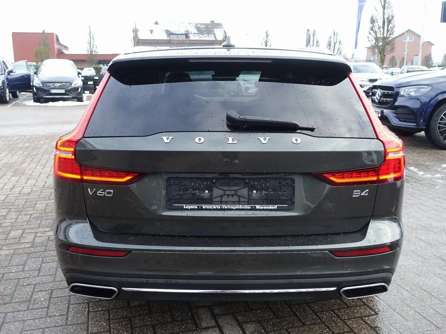Volvo V60 B4 Inscription/H&K/Memory/AHK/Carplay/BLIS Grau - 2