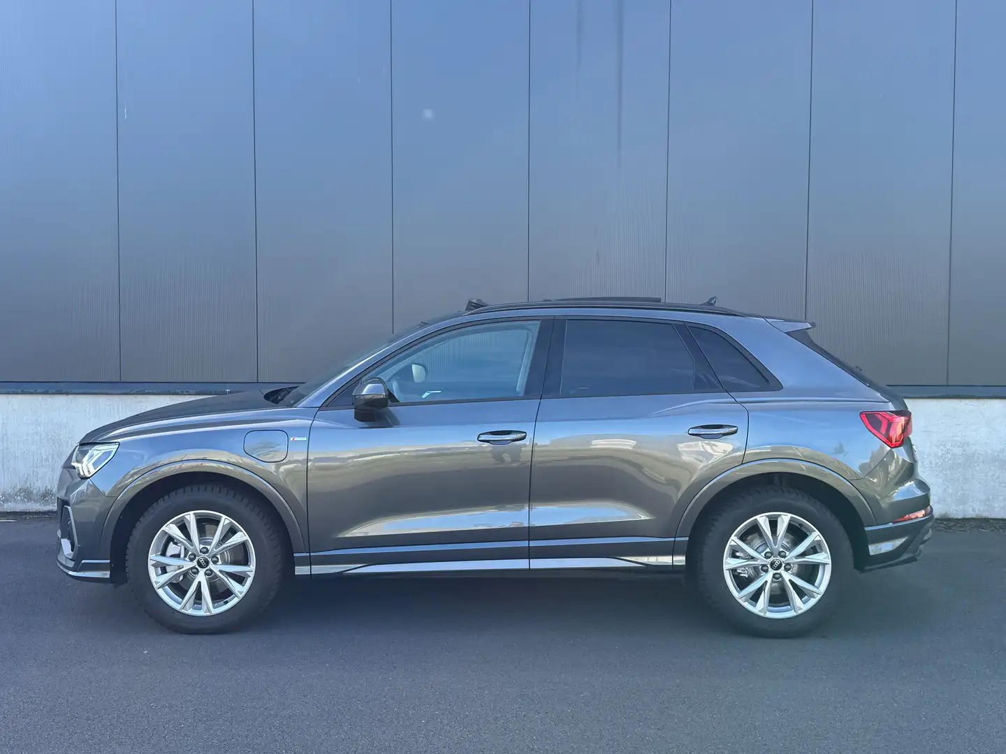 Audi Q3 45TFSIe S tronic S line 245pk Navi, Pano, Trekhaak Grijs - 2