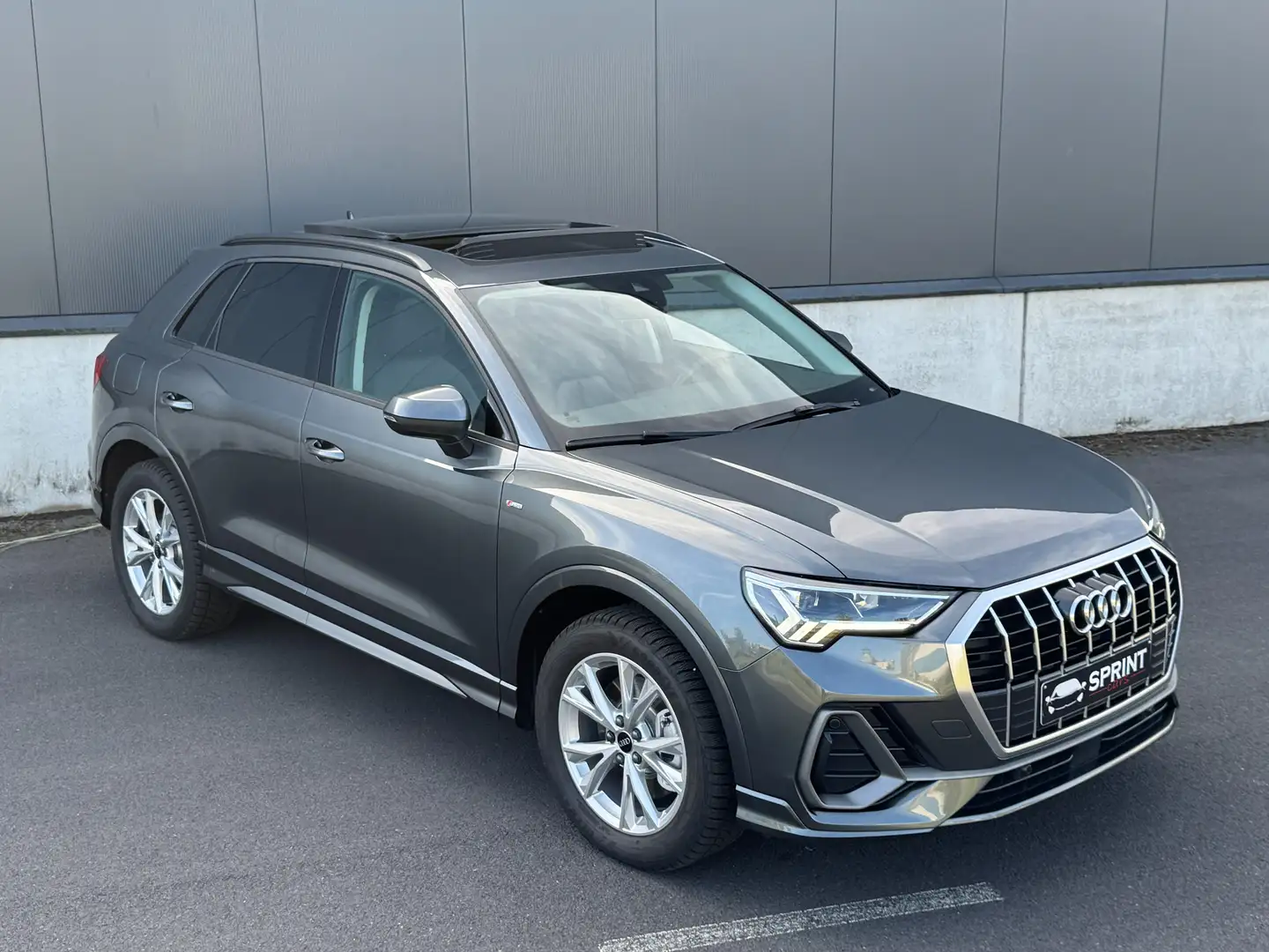 Audi Q3 45TFSIe S tronic S line 245pk Navi, Pano, Trekhaak Grijs - 1