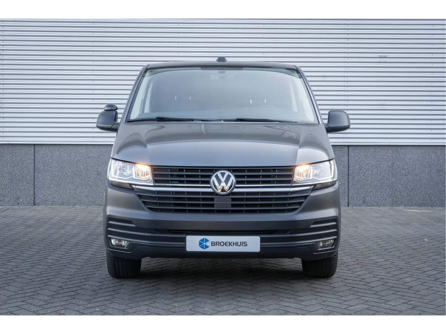 Volkswagen T6.1 Transporter 2.0 TDI 150PK L2 30 Comfortline Trekhaak | Carplay Grijs - 2
