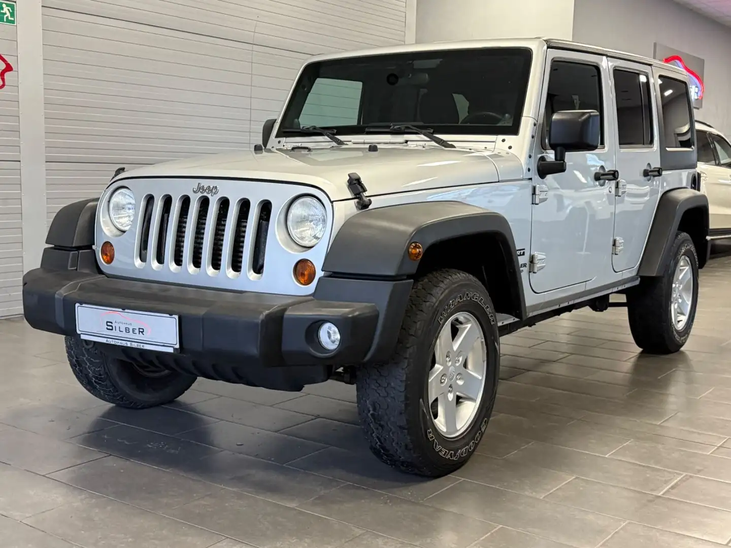 Jeep Wrangler Unlimited 2.8 CRD Sport Silber - 1