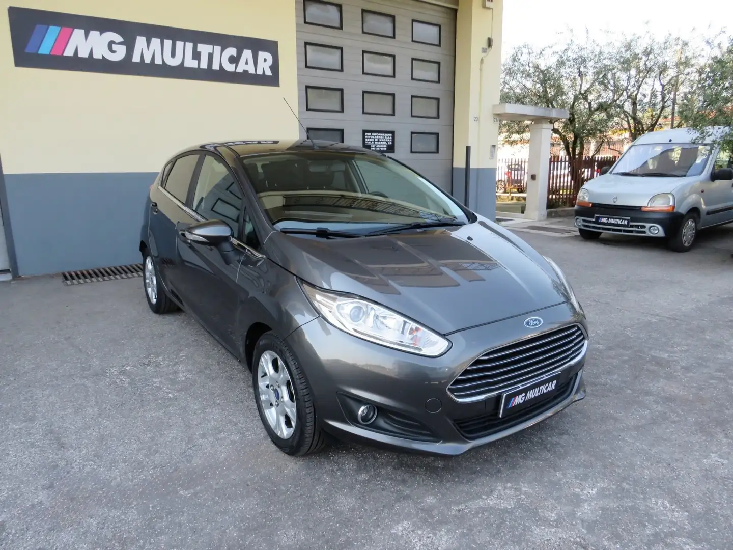 Ford Fiesta 5p 1.5 tdci Titanium 75cv km 74.600 navi/bluetooth Grau - 1