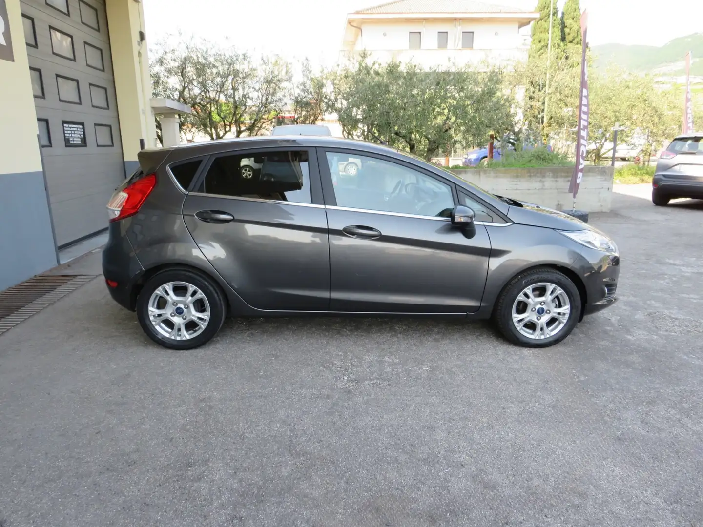 Ford Fiesta 5p 1.5 tdci Titanium 75cv km 74.600 navi/bluetooth Grau - 2
